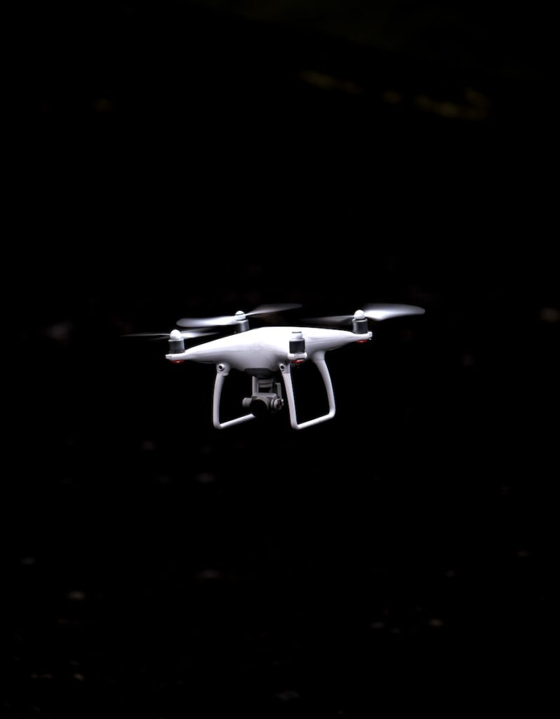 Comment et pourquoi effectuer un nettoyage de toiture par drone